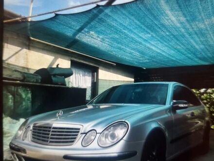 Серый Мерседес 220, объемом двигателя 3.2 л и пробегом 400 тыс. км за 3927 $, фото 1 на Automoto.ua
