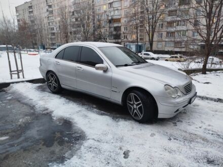 Сірий Мерседес 220, об'ємом двигуна 2.1 л та пробігом 350 тис. км за 4200 $, фото 1 на Automoto.ua