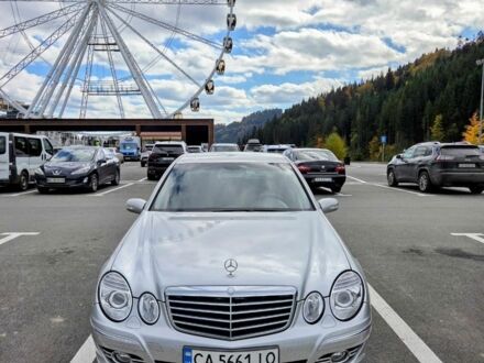 Серый Мерседес 220, объемом двигателя 2.1 л и пробегом 361 тыс. км за 7000 $, фото 1 на Automoto.ua