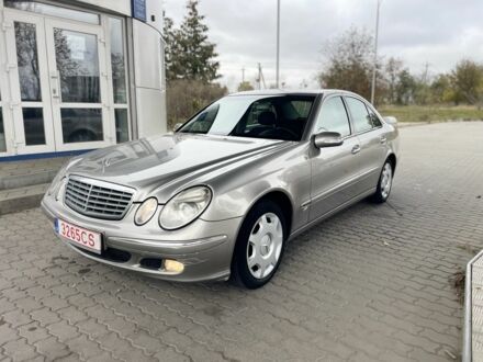 Сірий Мерседес 220, об'ємом двигуна 2.2 л та пробігом 300 тис. км за 3100 $, фото 1 на Automoto.ua