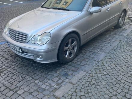 Мерседес 220 2003 у Ужгороді на Automoto.ua Сірий Мерседес 220, об'ємом двигуна 2.1 л та пробігом 320 тис. км за 4500 $, фото 1 на Automoto.ua