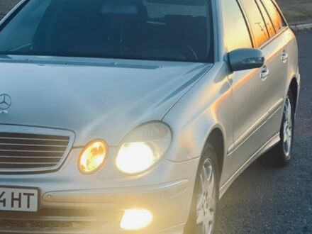 Серый Мерседес 220, объемом двигателя 2.1 л и пробегом 210 тыс. км за 5250 $, фото 1 на Automoto.ua