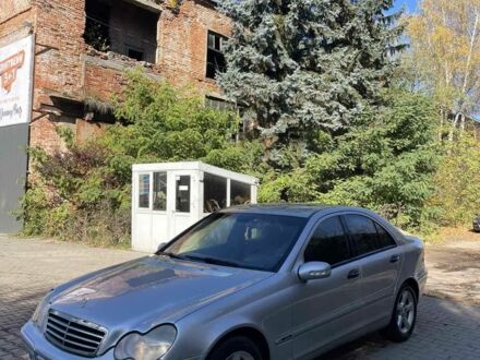 Серый Мерседес 220, объемом двигателя 2.2 л и пробегом 330 тыс. км за 4500 $, фото 1 на Automoto.ua