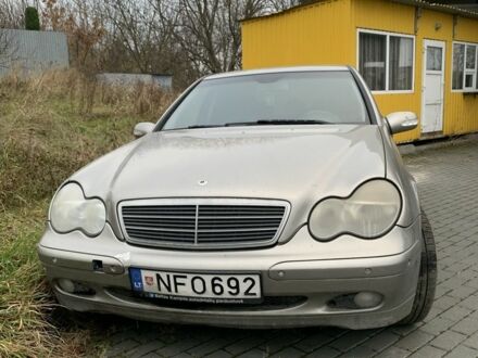 Сірий Мерседес 220, об'ємом двигуна 2.2 л та пробігом 400 тис. км за 1200 $, фото 1 на Automoto.ua
