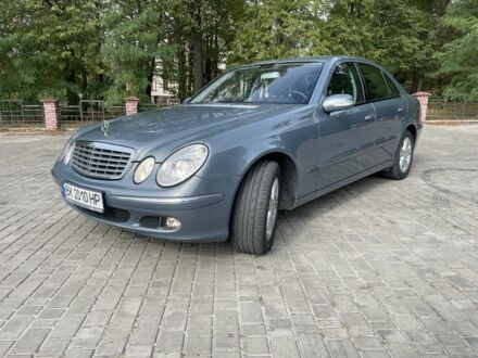 Сірий Мерседес 220, об'ємом двигуна 2.1 л та пробігом 263 тис. км за 10500 $, фото 1 на Automoto.ua