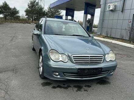 Серый Мерседес 220, объемом двигателя 2 л и пробегом 300 тыс. км за 3100 $, фото 1 на Automoto.ua