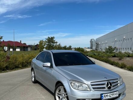 Серый Мерседес 220, объемом двигателя 2.1 л и пробегом 271 тыс. км за 12000 $, фото 1 на Automoto.ua