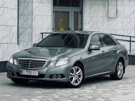 Серый Мерседес 220, объемом двигателя 2.1 л и пробегом 321 тыс. км за 9500 $, фото 1 на Automoto.ua