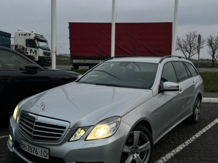 Сірий Мерседес 220, об'ємом двигуна 2.1 л та пробігом 260 тис. км за 11300 $, фото 1 на Automoto.ua