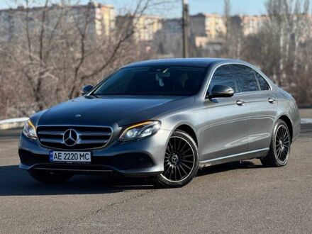 Сірий Мерседес 220, об'ємом двигуна 2 л та пробігом 168 тис. км за 26500 $, фото 1 на Automoto.ua