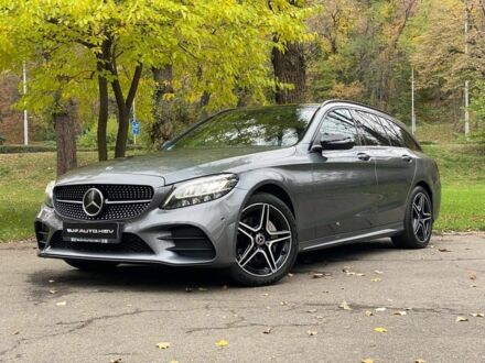 Серый Мерседес 220, объемом двигателя 2 л и пробегом 190 тыс. км за 26900 $, фото 1 на Automoto.ua