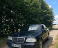 Синий Мерседес 220, объемом двигателя 2 л и пробегом 350 тыс. км за 2950 $, фото 1 на Automoto.ua