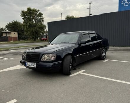 Синий Мерседес 220, объемом двигателя 2.3 л и пробегом 370 тыс. км за 2700 $, фото 5 на Automoto.ua