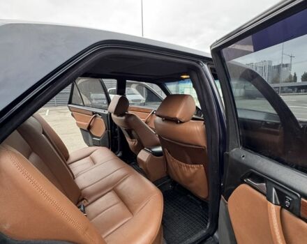 Синий Мерседес 220, объемом двигателя 2.3 л и пробегом 370 тыс. км за 2700 $, фото 2 на Automoto.ua