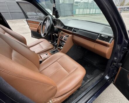 Синий Мерседес 220, объемом двигателя 2.3 л и пробегом 370 тыс. км за 2700 $, фото 7 на Automoto.ua