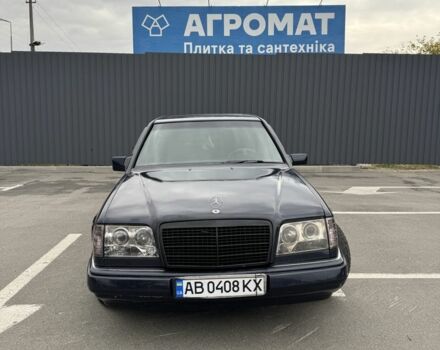 Синий Мерседес 220, объемом двигателя 2.3 л и пробегом 370 тыс. км за 2700 $, фото 1 на Automoto.ua