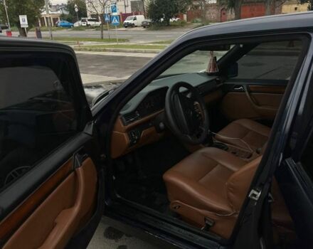 Синий Мерседес 220, объемом двигателя 2.3 л и пробегом 370 тыс. км за 2700 $, фото 4 на Automoto.ua