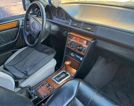 Синій Мерседес 220, об'ємом двигуна 2.2 л та пробігом 3 тис. км за 2000 $, фото 6 на Automoto.ua