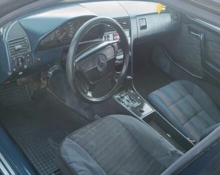 Синій Мерседес 220, об'ємом двигуна 2 л та пробігом 500 тис. км за 1550 $, фото 5 на Automoto.ua