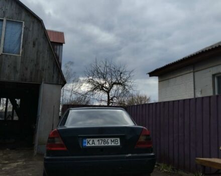 Синий Мерседес 220, объемом двигателя 2.2 л и пробегом 4 тыс. км за 710 $, фото 2 на Automoto.ua