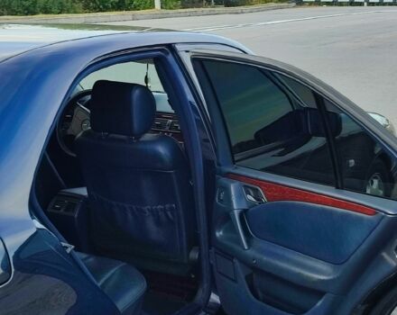 Синий Мерседес 220, объемом двигателя 2.1 л и пробегом 370 тыс. км за 4500 $, фото 6 на Automoto.ua