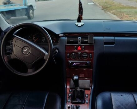 Синий Мерседес 220, объемом двигателя 2.1 л и пробегом 370 тыс. км за 4500 $, фото 5 на Automoto.ua