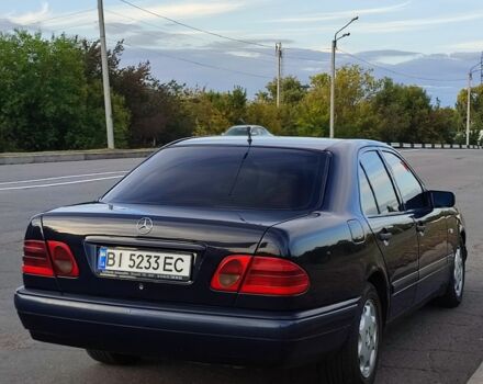 Синий Мерседес 220, объемом двигателя 2.1 л и пробегом 370 тыс. км за 4500 $, фото 1 на Automoto.ua