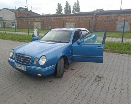 Синий Мерседес 220, объемом двигателя 2 л и пробегом 293 тыс. км за 3996 $, фото 3 на Automoto.ua