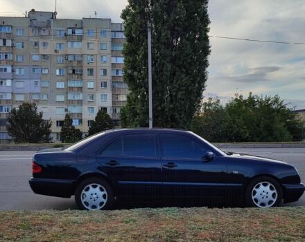 Синий Мерседес 220, объемом двигателя 2.1 л и пробегом 370 тыс. км за 4500 $, фото 4 на Automoto.ua