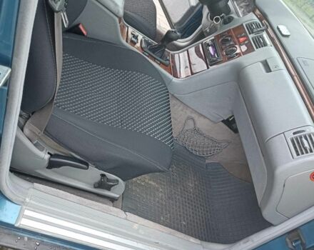 Синий Мерседес 220, объемом двигателя 2 л и пробегом 293 тыс. км за 3996 $, фото 7 на Automoto.ua