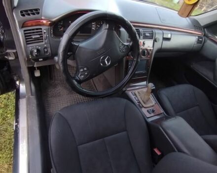 Синий Мерседес 220, объемом двигателя 2.2 л и пробегом 359 тыс. км за 3799 $, фото 5 на Automoto.ua