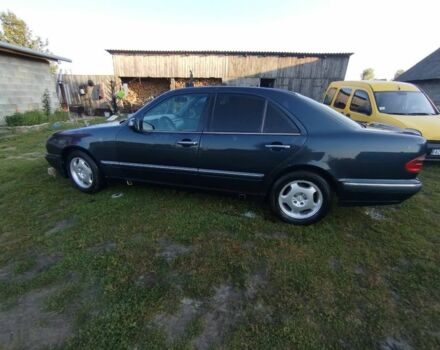 Синий Мерседес 220, объемом двигателя 2.2 л и пробегом 359 тыс. км за 3799 $, фото 2 на Automoto.ua