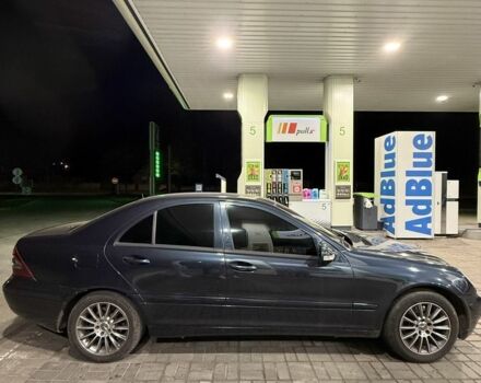 Синий Мерседес 220, объемом двигателя 2.1 л и пробегом 416 тыс. км за 5700 $, фото 3 на Automoto.ua