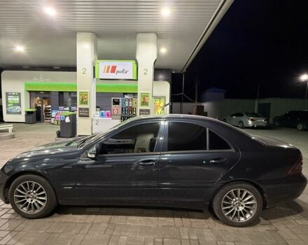 Синий Мерседес 220, объемом двигателя 2.1 л и пробегом 416 тыс. км за 5700 $, фото 1 на Automoto.ua