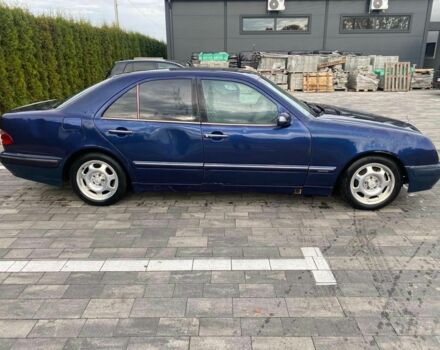 Синий Мерседес 220, объемом двигателя 2.2 л и пробегом 333 тыс. км за 2250 $, фото 2 на Automoto.ua