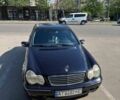 Синий Мерседес 220, объемом двигателя 2.1 л и пробегом 490 тыс. км за 4899 $, фото 1 на Automoto.ua