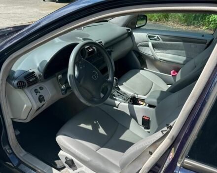 Синий Мерседес 220, объемом двигателя 2.1 л и пробегом 518 тыс. км за 4659 $, фото 10 на Automoto.ua