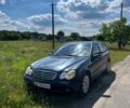 Синий Мерседес 220, объемом двигателя 2.2 л и пробегом 564 тыс. км за 4300 $, фото 1 на Automoto.ua