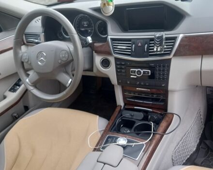 Синий Мерседес 220, объемом двигателя 2.1 л и пробегом 275 тыс. км за 12855 $, фото 3 на Automoto.ua