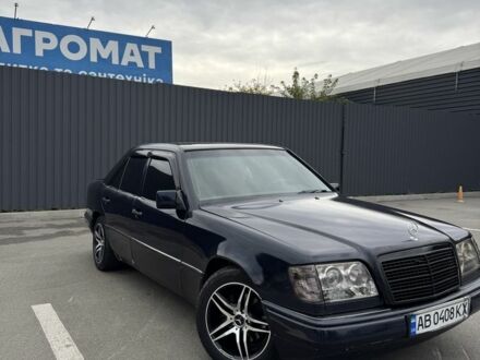 Синий Мерседес 220, объемом двигателя 2.3 л и пробегом 370 тыс. км за 2700 $, фото 1 на Automoto.ua
