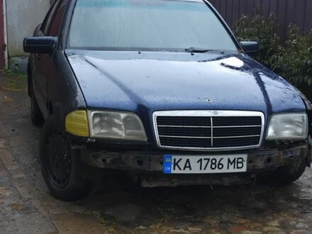 Синий Мерседес 220, объемом двигателя 2.2 л и пробегом 4 тыс. км за 710 $, фото 1 на Automoto.ua