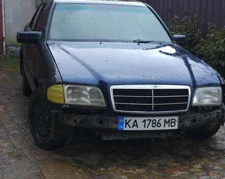 Синий Мерседес 220, объемом двигателя 2.2 л и пробегом 4 тыс. км за 710 $, фото 1 на Automoto.ua