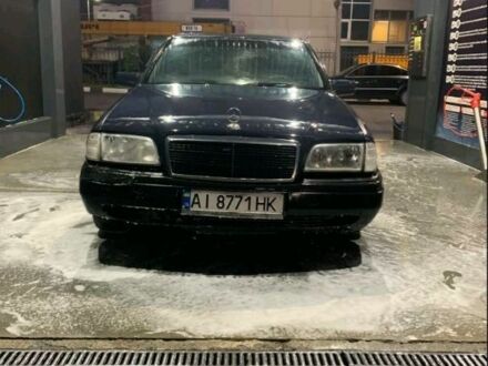 Мерседес 220 1995 в Коростене на Automoto.ua Синий Мерседес 220, объемом двигателя 2.2 л и пробегом 300 тыс. км за 2500 $, фото 1 на Automoto.ua