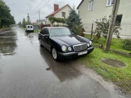 Синій Мерседес 220, об'ємом двигуна 2.8 л та пробігом 380 тис. км за 1600 $, фото 1 на Automoto.ua