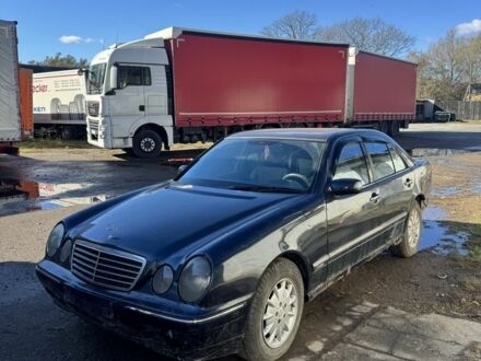 Синій Мерседес 220, об'ємом двигуна 2.2 л та пробігом 300 тис. км за 1650 $, фото 1 на Automoto.ua