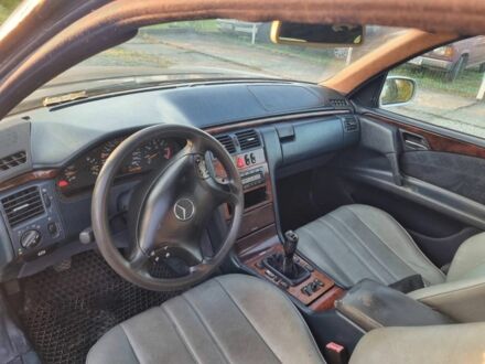 Синий Мерседес 220, объемом двигателя 2.5 л и пробегом 2 тыс. км за 2000 $, фото 1 на Automoto.ua