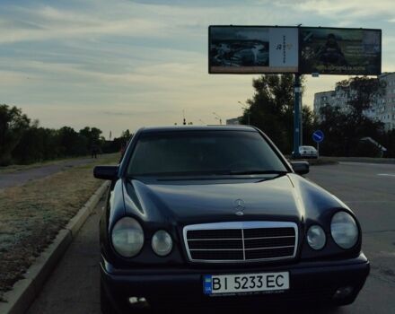 Синий Мерседес 220, объемом двигателя 2.1 л и пробегом 370 тыс. км за 4500 $, фото 1 на Automoto.ua