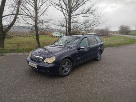 Синий Мерседес 220, объемом двигателя 2.2 л и пробегом 300 тыс. км за 1000 $, фото 1 на Automoto.ua