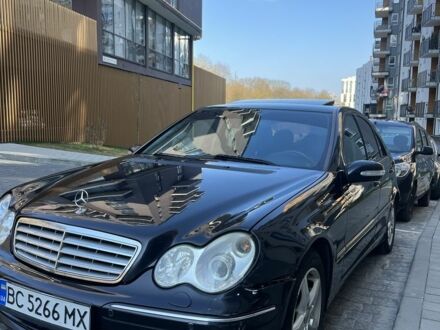 Синий Мерседес 220, объемом двигателя 2.1 л и пробегом 340 тыс. км за 5300 $, фото 1 на Automoto.ua