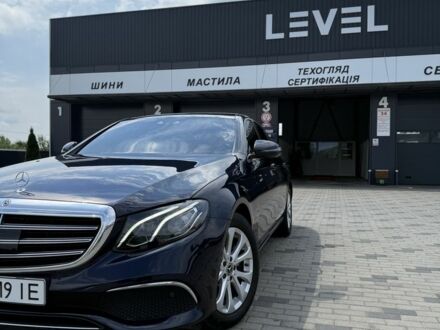 Синий Мерседес 220, объемом двигателя 2 л и пробегом 205 тыс. км за 33000 $, фото 1 на Automoto.ua